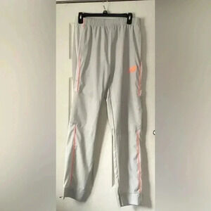 New Balance beige Joggers
SIZE Medium